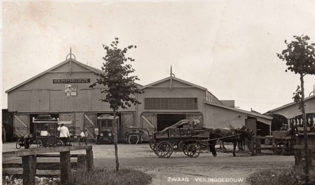 Het veilinggebouw in Zwaag.