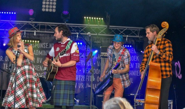 Akoestische folky muziek mét energie, dat is wat de Bende bij de Folkclub Oosterleek brengt.