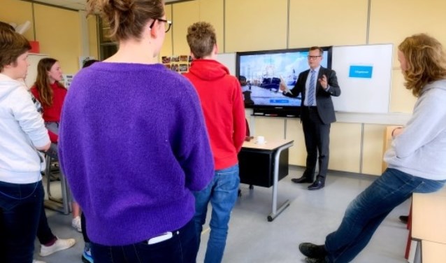 Commissaris Van Dijk start scholenprogramma provincie.