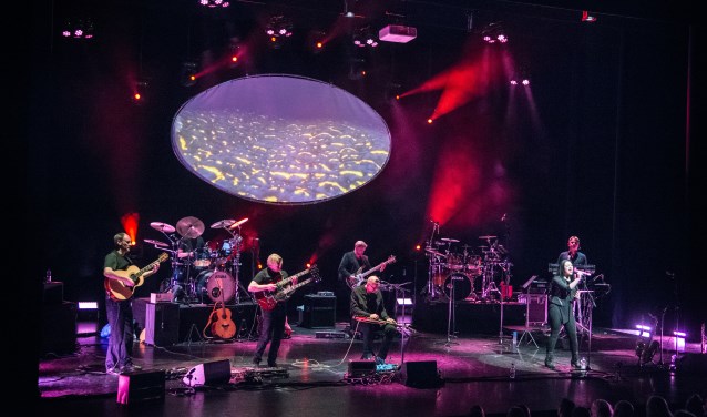 Een twaalfkoppige topband speelt de legendarische symfonische rock uit de seventies.