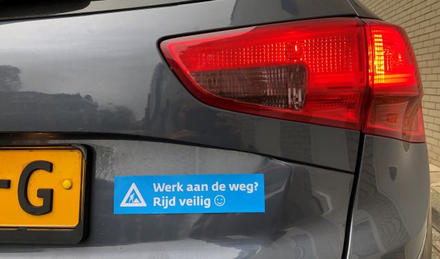 Auto met Sticker 'Werk aan de weg? Rijd Veilig!'