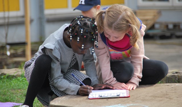 Kinderen die les krijgen in de buitenlucht kunnen de lesstof vaak beter onthouden.