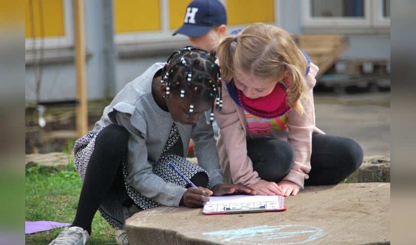 Kinderen die les krijgen in de buitenlucht kunnen de lesstof vaak beter onthouden.