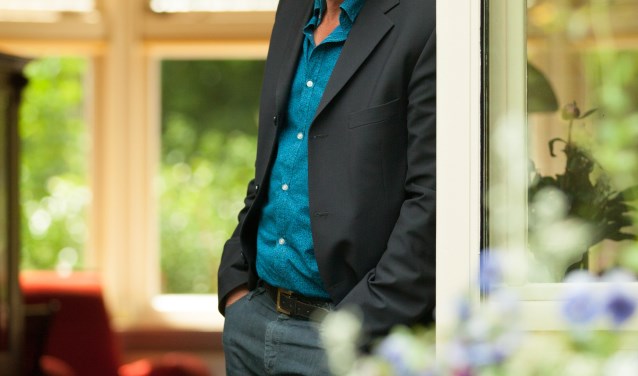 De Bergense schrijver Sjoerd Kuyper presenteert in de Ruïnekerk zijn nieuwste jeugdroman Bizar.