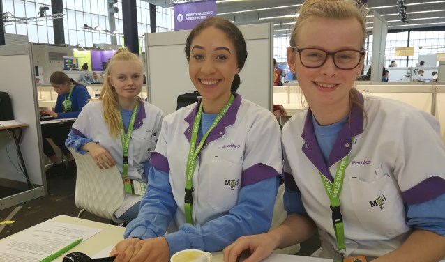 Sofie, Sharifa en Femke wonnen zilver bij Skills Heroes in de categorie Zorg & Welzijn.