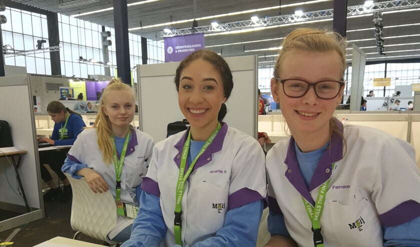 Sofie, Sharifa en Femke wonnen zilver bij Skills Heroes in de categorie Zorg & Welzijn.