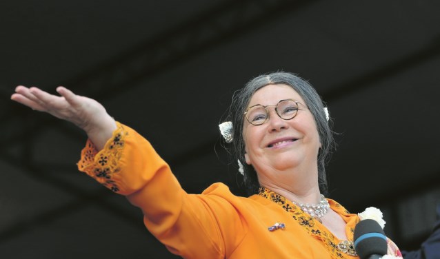 Wieteke van Dort als Tante Lien: ambassadrice van Indisch Nederland.