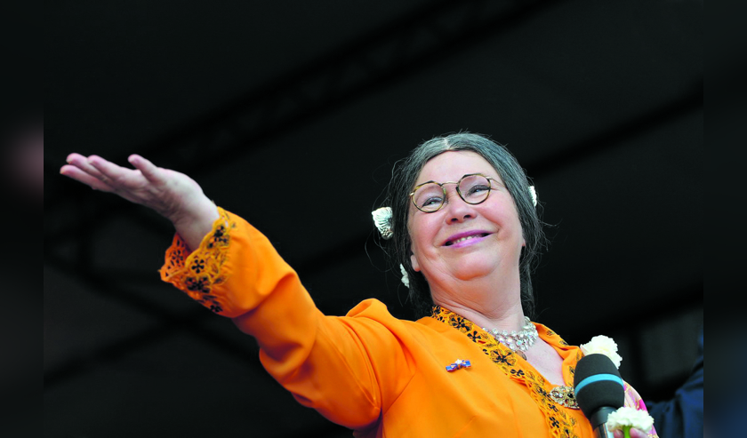 Wieteke van Dort als Tante Lien: ambassadrice van Indisch Nederland.