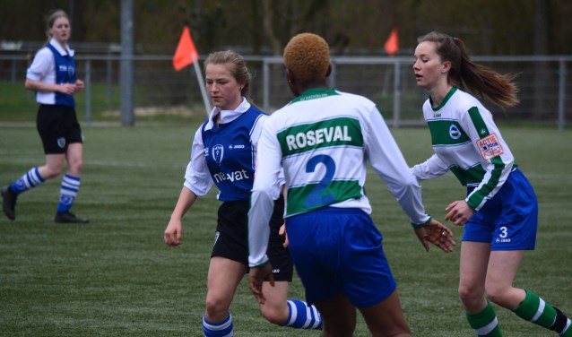 De meisjes van MO-17 boekten een stevige overwinning.