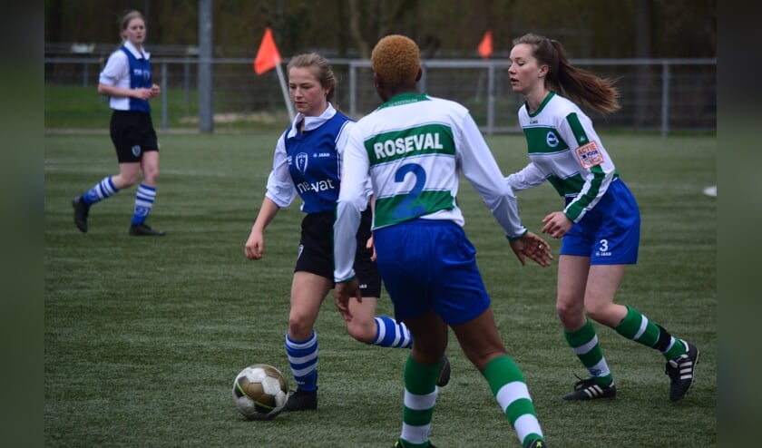 De meisjes van MO-17 boekten een stevige overwinning.