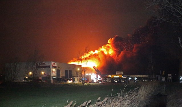 De brand zette het hele autobedrijf in korte tijd in lichterlaaie.