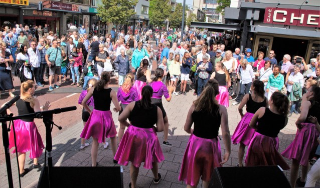De danseressen trekken op de Cultuurmarkt veel aandacht.