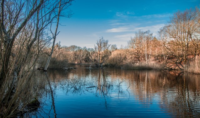 Weerspiegeling van de ondergaande zon in het water.