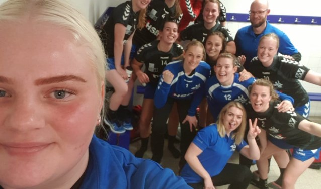 Een selfie van de DSS-meiden, gemaakt na de laatste zege van het seizoen.