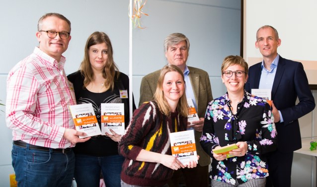 Het eerste exemplaar van het boek is uitgereikt aan (v.l.n.r.) Hubert-Jan de With, Fleur de Jager, Melanie Breed, Joop Berendsen, Mariëlle Bonfrer en Jeroen Coops.