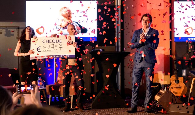 Presentator Toine van Peperstraten en de ouders van Valenti, Roxanne en Dimitri Kalaitzis, met de cheque.