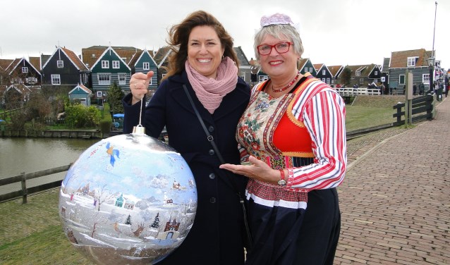 Trijntje Visser neemt de kerstbal in ontvangst 