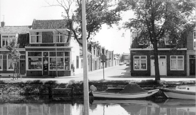 Pand van drogisterij De Gaper aan de Spoorgracht, hoek Gasstraat.