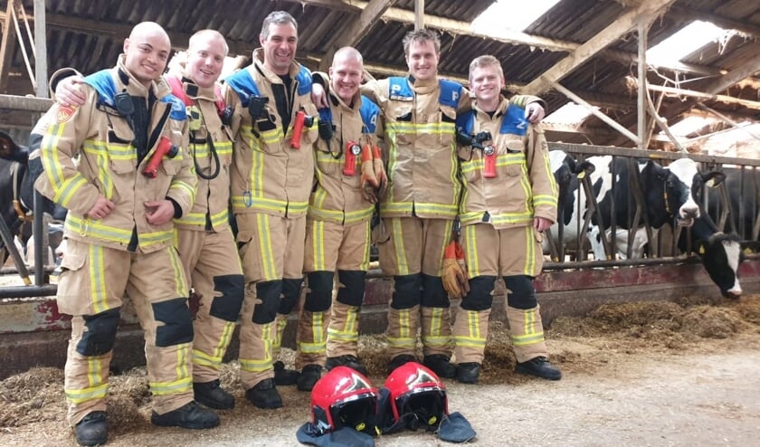 V.l.n.r. Jeroen Dral, Fokko de Boer, Martijn Schiphorst, Branco de Boer, Jan Arends en Sam de Joode, trotse brandweermannen van Oostzaan, die de Muus Tromp-bokaal pakten.