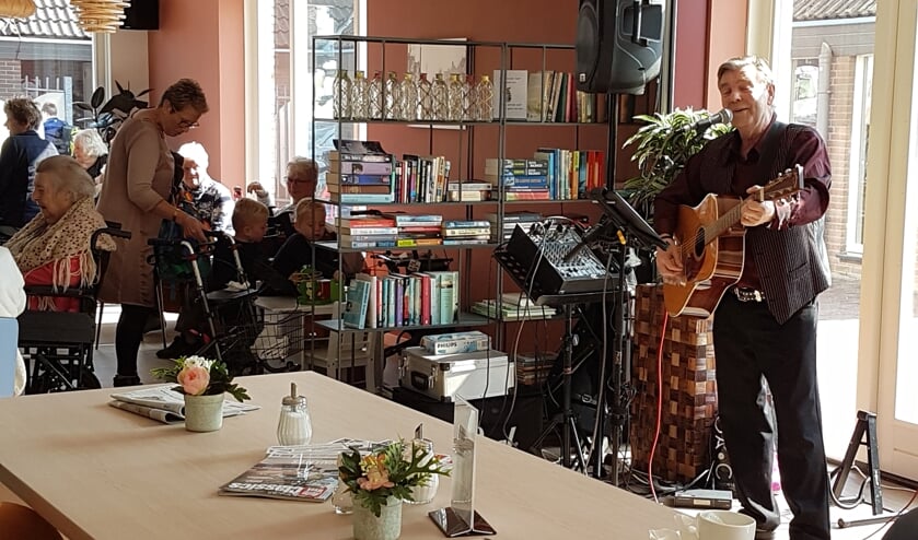 Zanger Peter geeft een optreden tijdens de opening.