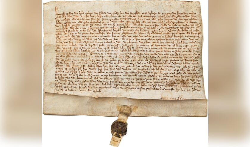 De originele oorkonde waardoor Hoorn 663 jaar geleden van Willem V stadsrechten kreeg.