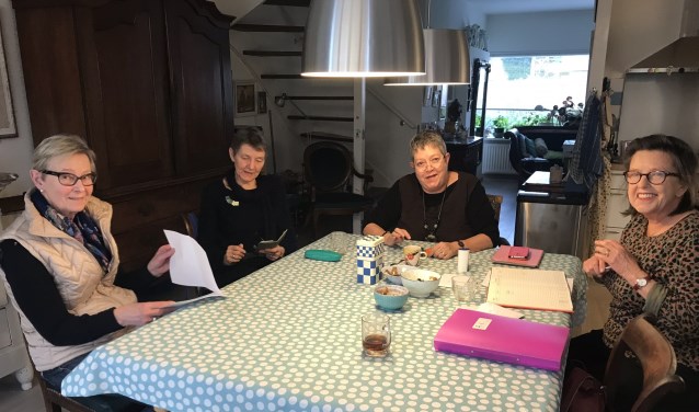 De laatste schrijfmiddag. V.l.n.r. Ria van der Haar, Lidy Ridder, Marina Stil, Mieke ter Brake.