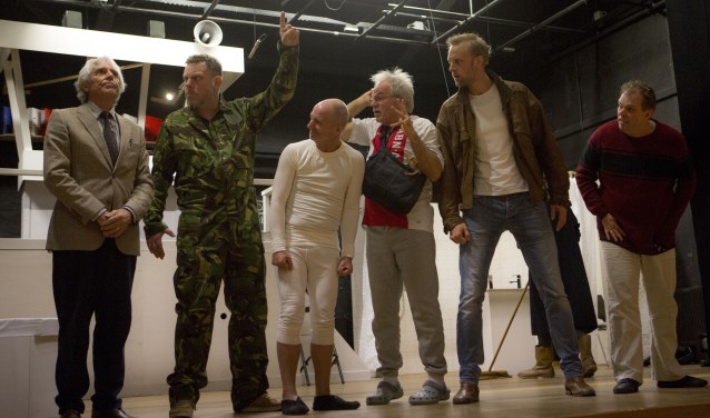 De groep patiënten ontworstelt zich onder leiding van herrieschopper Max (Niek van Langen) aan de orde en macht van zuster Werner.