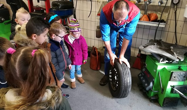 Peuters en kleuters werken met techniek en garage.