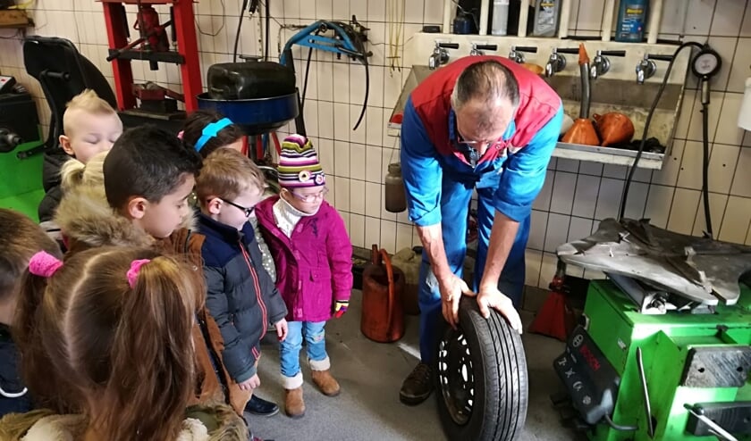 Peuters en kleuters werken met techniek en garage.
