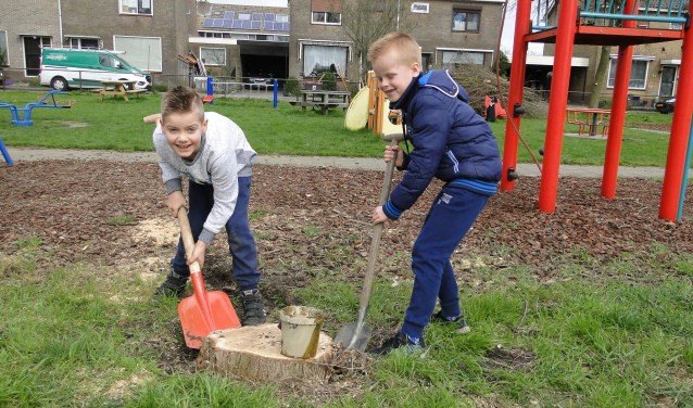 Jonge vrijwilligers aan het werk in de speeltuin