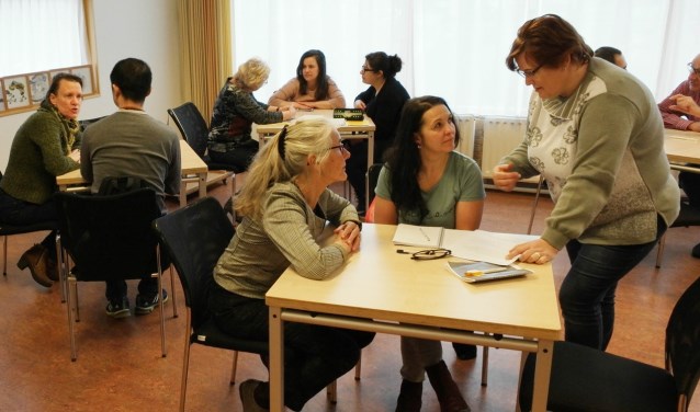 Nederlandse vrijwilligers en anderstalige buurtbewoners ontmoeten elkaar.