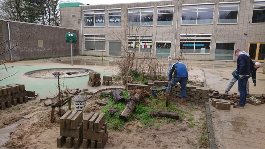 Na een bui in de morgen kunnen daarna flinke meters worden gemaakt met het speelplein.