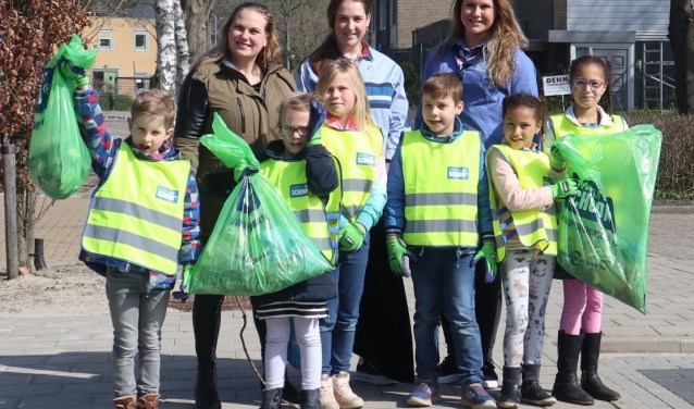 Vol trots laten de kinderen hun 'buit' zien.