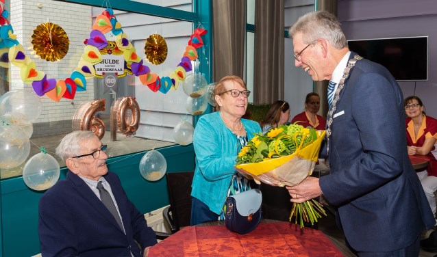 Bloemen van de burgemeester voor het bruidspaar.