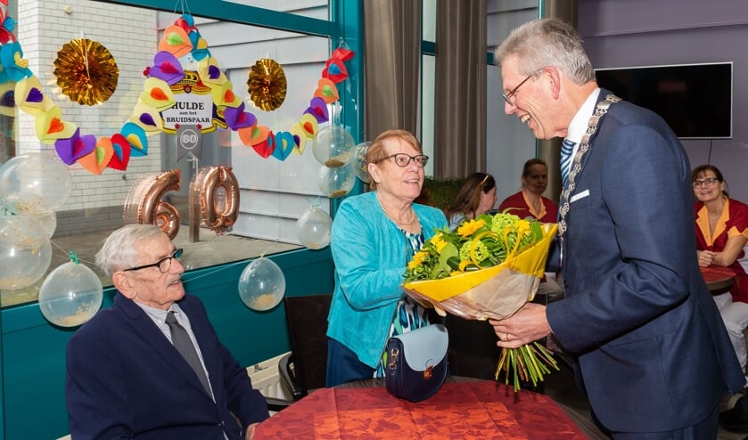 Bloemen van de burgemeester voor het bruidspaar.