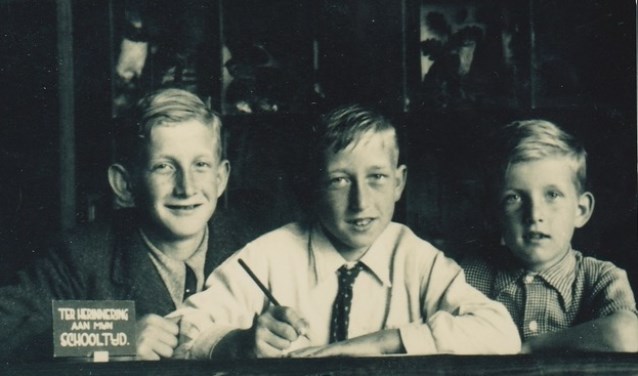 Een oude schoolfoto: (vlnr) de broers Olof, Siem en Piet de Wit.