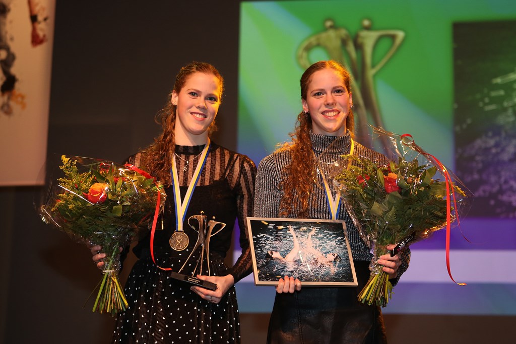 Winnend team, het synchroonzwemduet Noortje en Bregje de Brouwer.