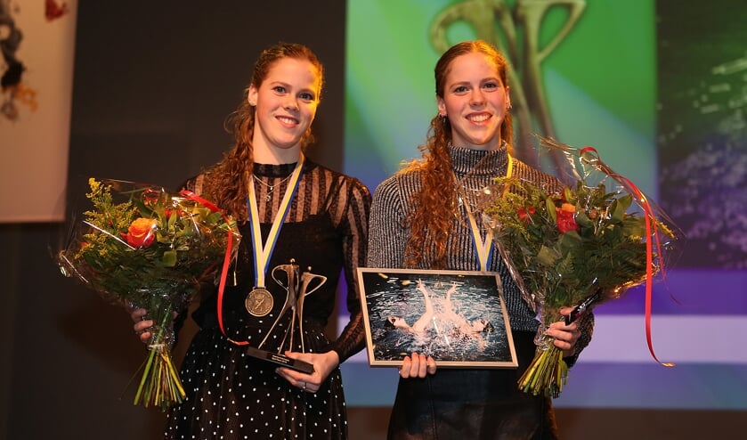 Winnend team, het synchroonzwemduet Noortje en Bregje de Brouwer.