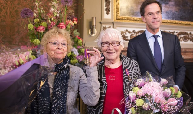 Op 15 april 2014 ontvingen Oversteegen en haar zus allebei het Mobilisatie-Oorlogskruis uit handen van minister-president Mark Rutte.