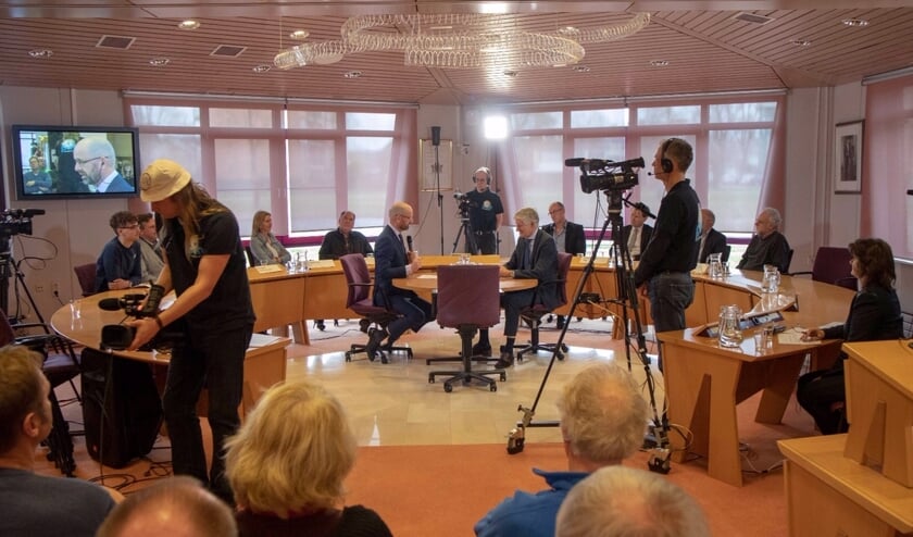 Het tv-debat is nog tot de verkiezingen op de verschillende websites van de lokale omroepen te zien.