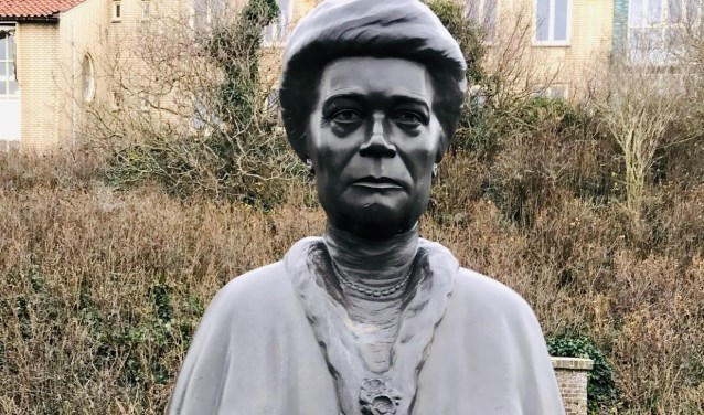 Standbeeld van Marie van Reenen-Völter.