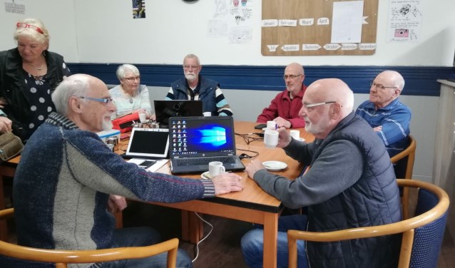 Alle vragen over het gebruik van tablets, Ipads, smartphones, Iphones en computers kunnen wekelijks gesteld worden bij de diverse internetcafé's van Wonen Plus Welzijn.