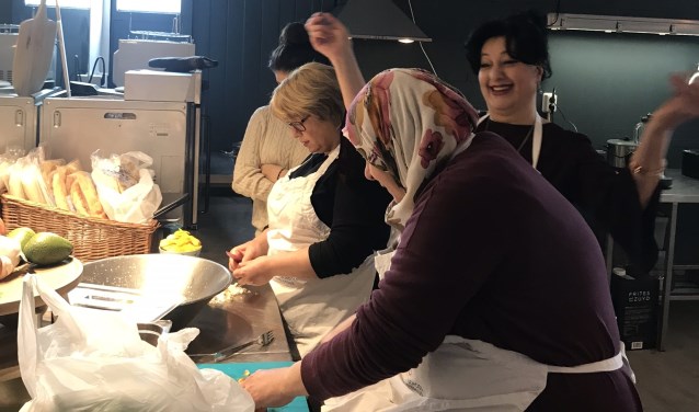 Mama's aan het werk tijdens het leer- en werktraject.
