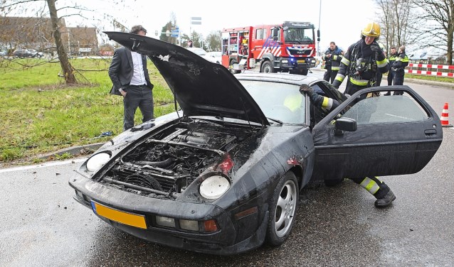 Vlammen in de motor hebben de Porsche 928-S4 flink beschadigd.