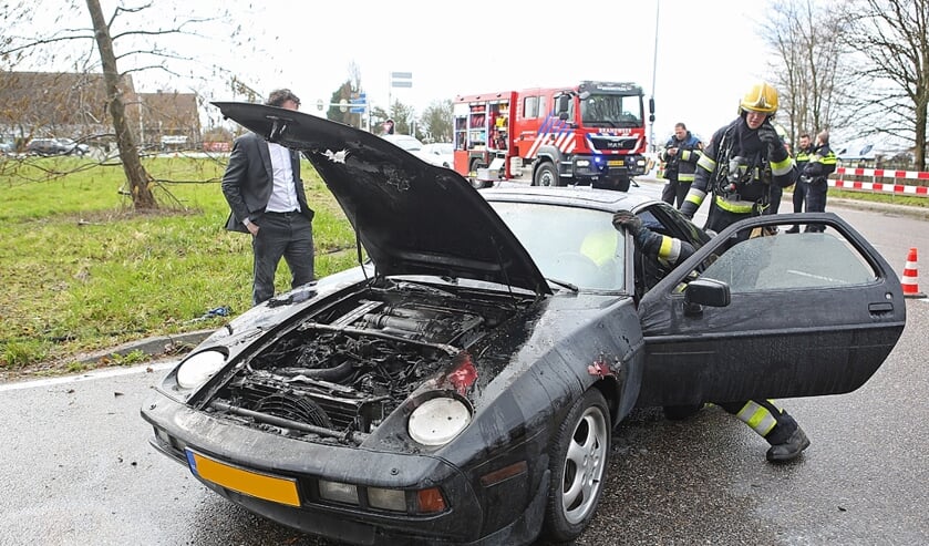 Vlammen in de motor hebben de Porsche 928-S4 flink beschadigd.
