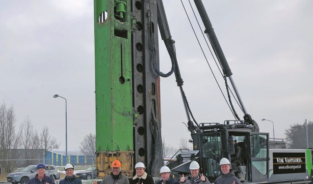 V.l.n.r. Henk Westerwal van West Trading BV/koper, Pim Westerwal van West Trading BV/koper, Rob van de Kamp van VDK Vastgoed BV/vastgoedondernemer, Guido Kesselaar van Kesselaar en Zn/aannemer, Fred Dellemijn wethouder gemeente Heiloo, Erik Schipper van SEV techniek BV/koper, Emiel Neeft van SEV tec.