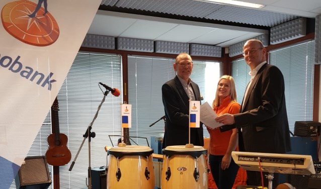 Rabobank en De Grote Prijs bezegelen de nieuwe sponsorovereenkomst.