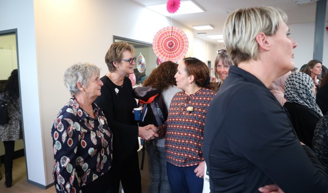 Wethouder Marie-Thérèse Meijs (midden) in gesprek met vrouwen tijdens de bijeenkomst Internationale Vrouwendag.