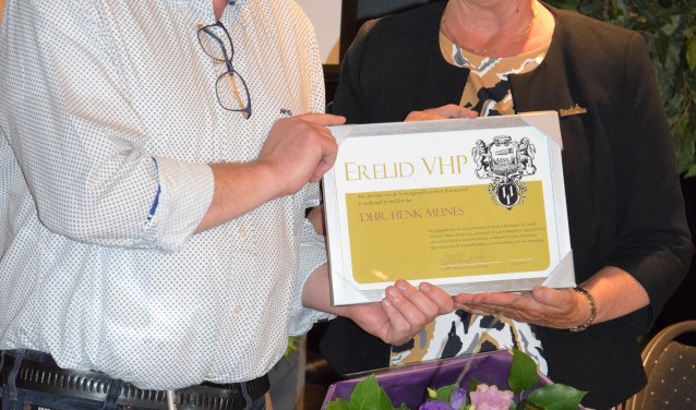 Henk Meines kreeg van voorzitter Tineke Abercrombie-Schoorl het certificaat met het erelidmaatschap overhandigd.