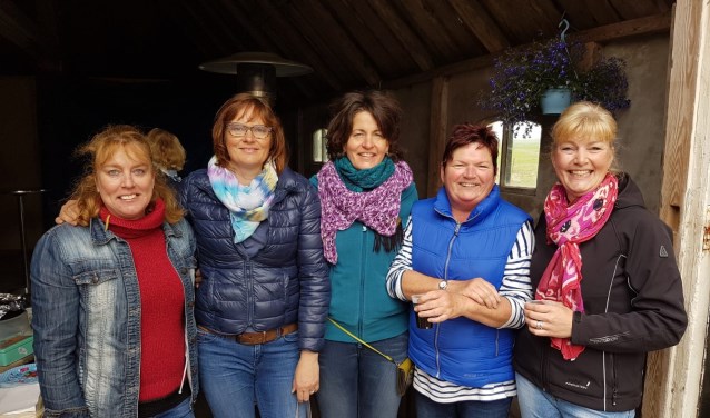 Van links naar rechts Anja Vlaar, Karin Schilder, Annemieke Klarenbeek, Elly Visser en Irma van Wanrooy van de organisatie.